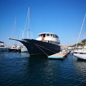 Botel Classic Yacht Yanika Yachting Watersport Ets, Villaputzu